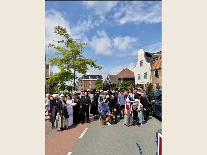 Optocht door Landsmeer foto 2