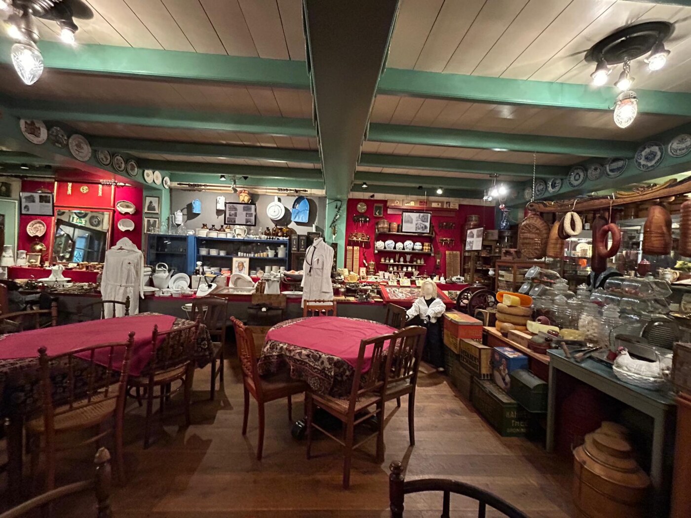 Zaal met tafels, vitrines en historische verzamelstukken