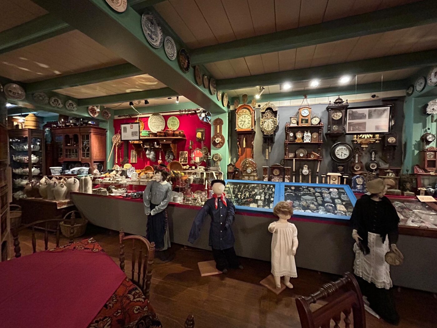 Zaal met collectie, poppen en wandklokken